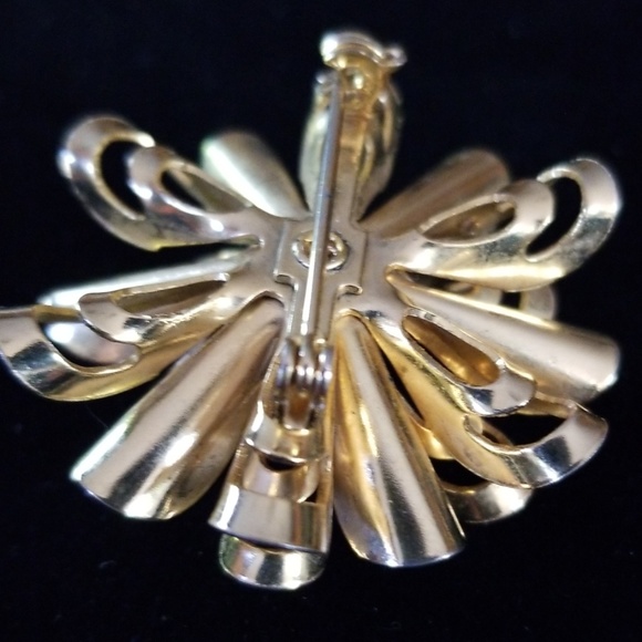Vintage Gold Tone Flower Faux Pearl Brooch Pin - Picture 11 of 12